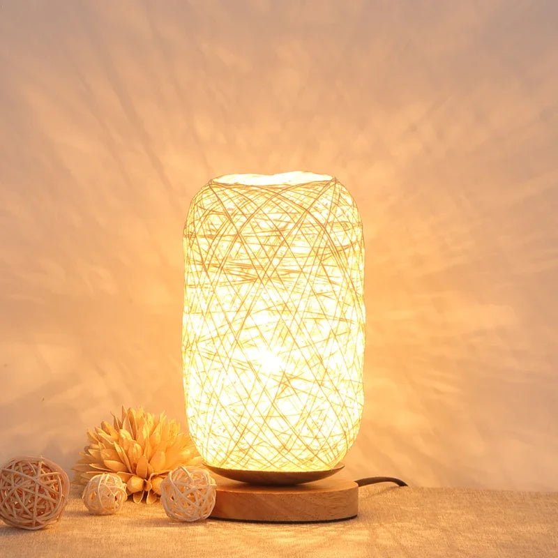 LED-Tischleuchte mit Rattanschirm und Holzfuß im Boho-Stil
