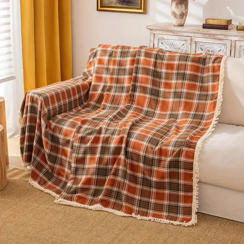 Rutschfester Sofabezug aus Mikrofaser mit kariertem Muster auf einem Sofa