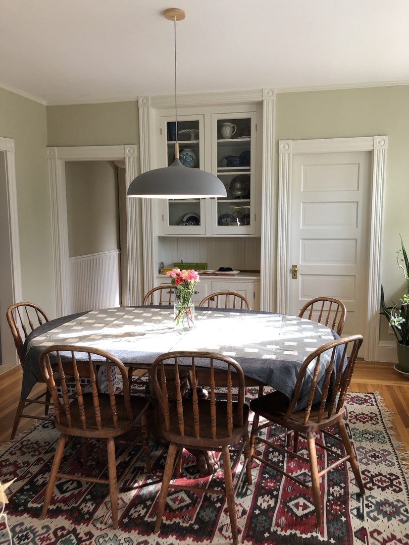 Pendelleuchten aus Metall und Holz in sanften Pastellfarben