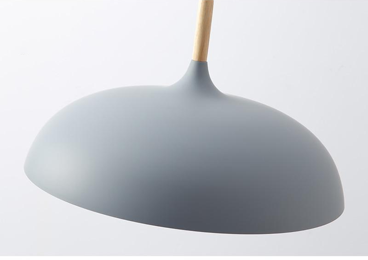 Pendelleuchten aus Metall und Holz in sanften Pastellfarben