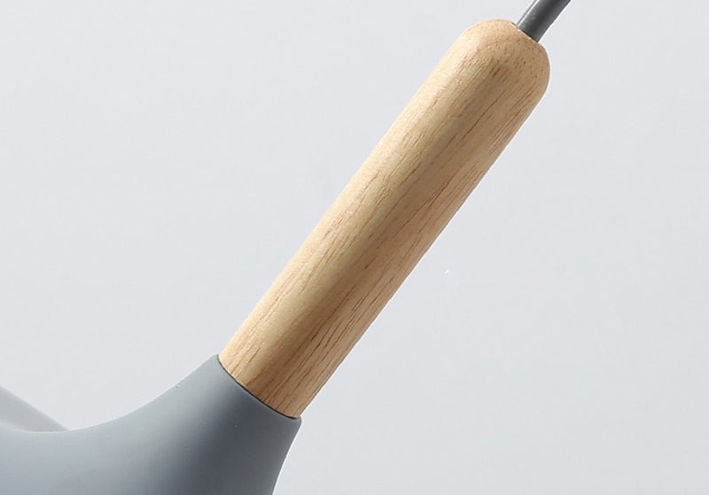 Pendelleuchten aus Metall und Holz in sanften Pastellfarben