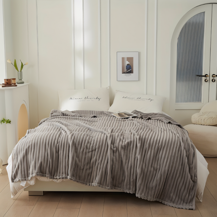 Striped fleece blanket – Thick plaid with ribbed texture for all seasons