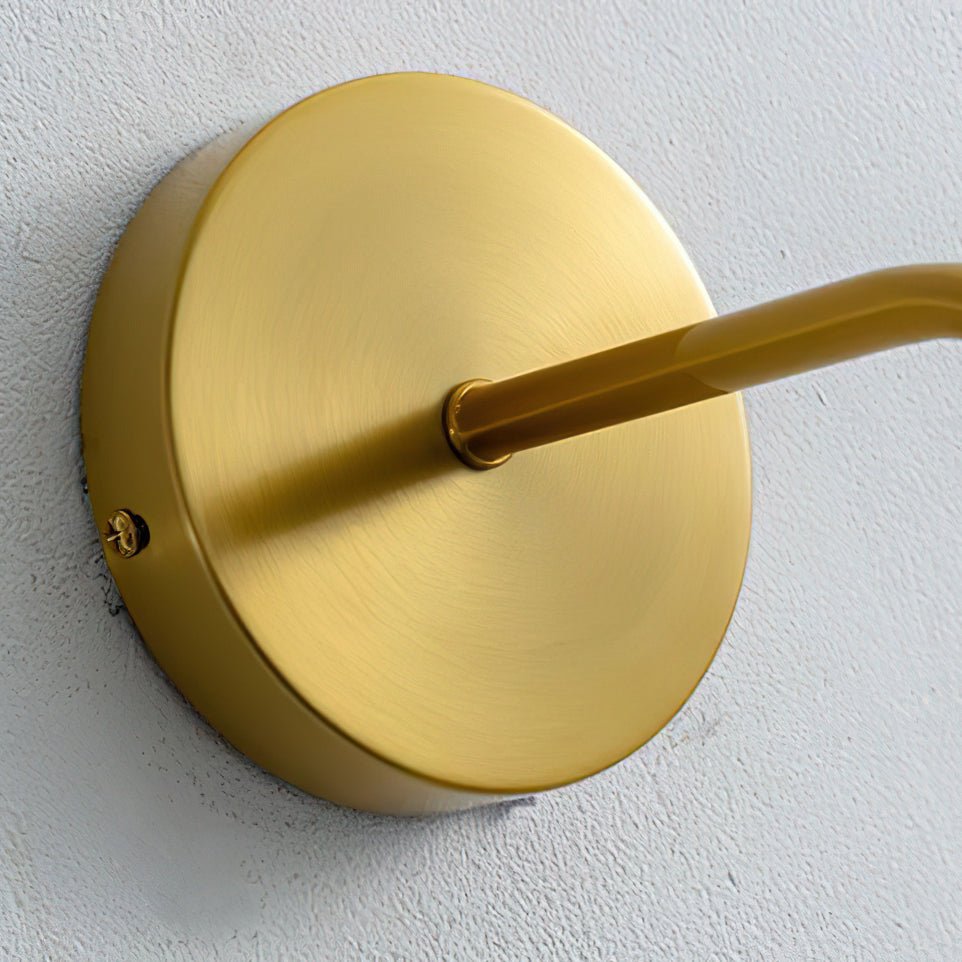 Wall lamp with gold finish and ornaments