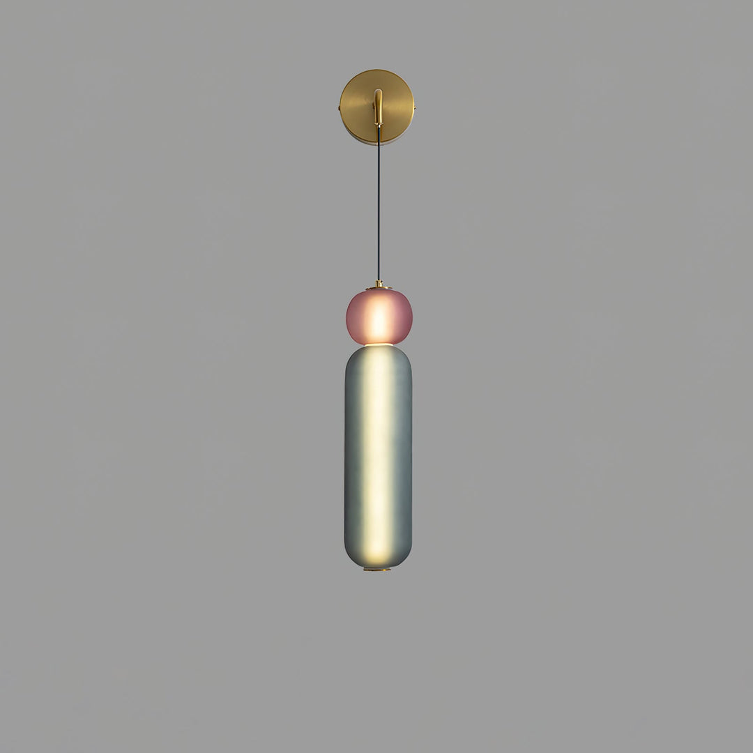 Wall lamp with gold finish and ornaments