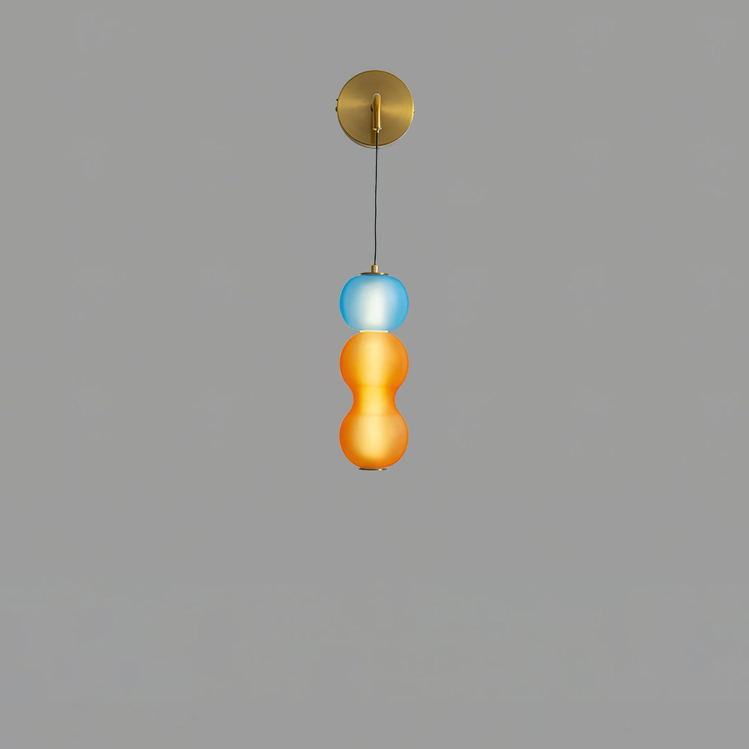 Wall lamp with gold finish and ornaments