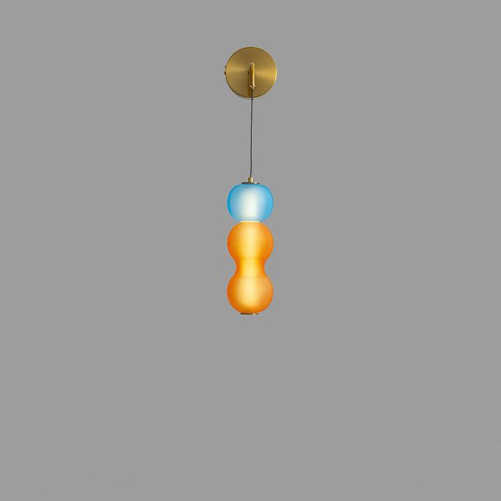 Wall lamp with gold finish and ornaments