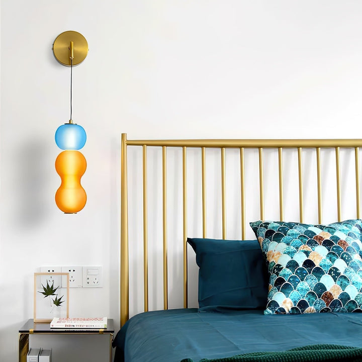 Wall lamp with gold finish and ornaments