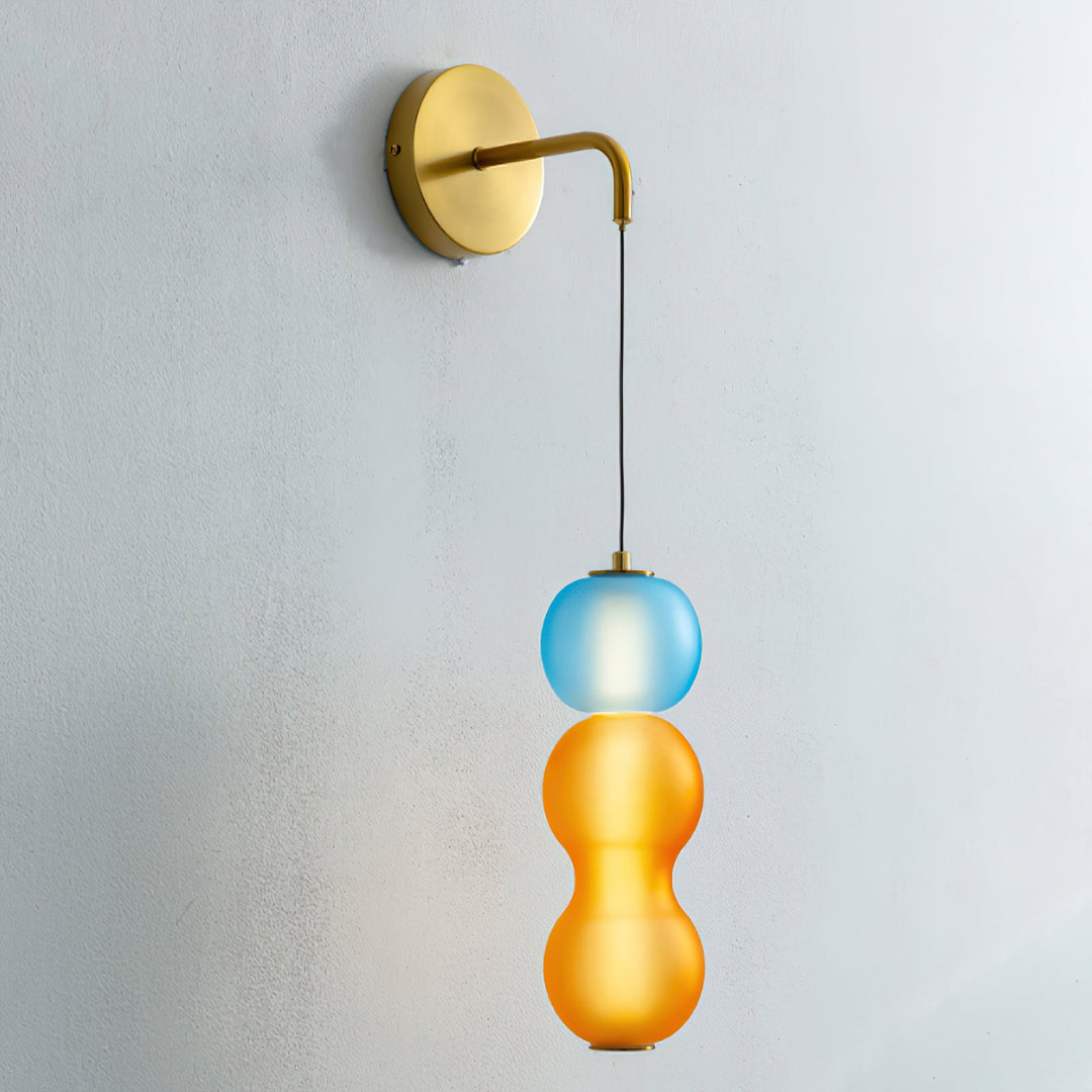 Wall lamp with gold finish and ornaments