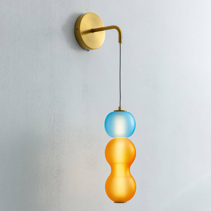 Wall lamp with gold finish and ornaments