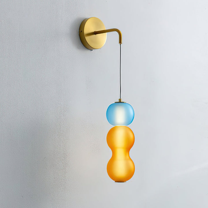 Wall lamp with gold finish and ornaments