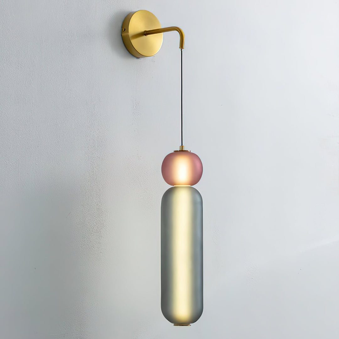 Wall lamp with gold finish and ornaments