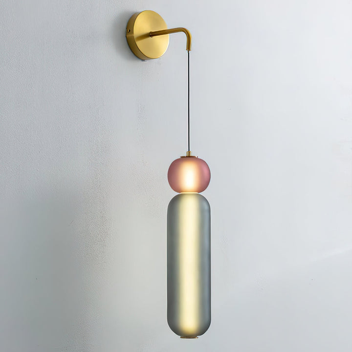 Wall lamp with gold finish and ornaments
