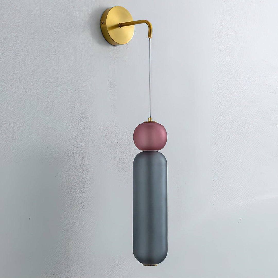 Wall lamp with gold finish and ornaments