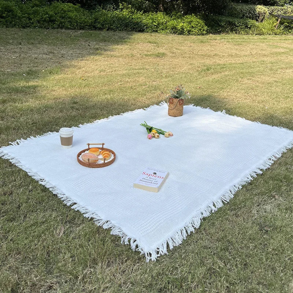 Natürliche Tischdecke in Baumwoll-Leinen-Optik auf Esstisch
