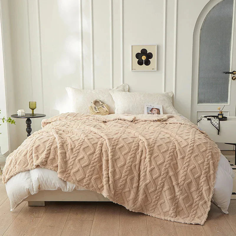 Plüschige Wohndecke für Sofa und Bett in wohnlicher Umgebung