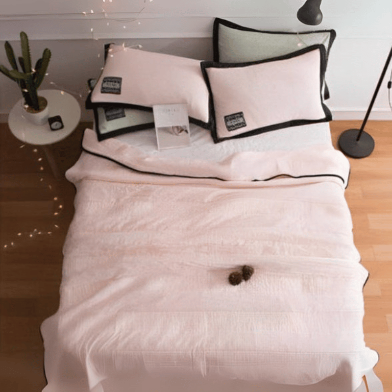 Breathable summer blanket with cooling effect for restful sleep