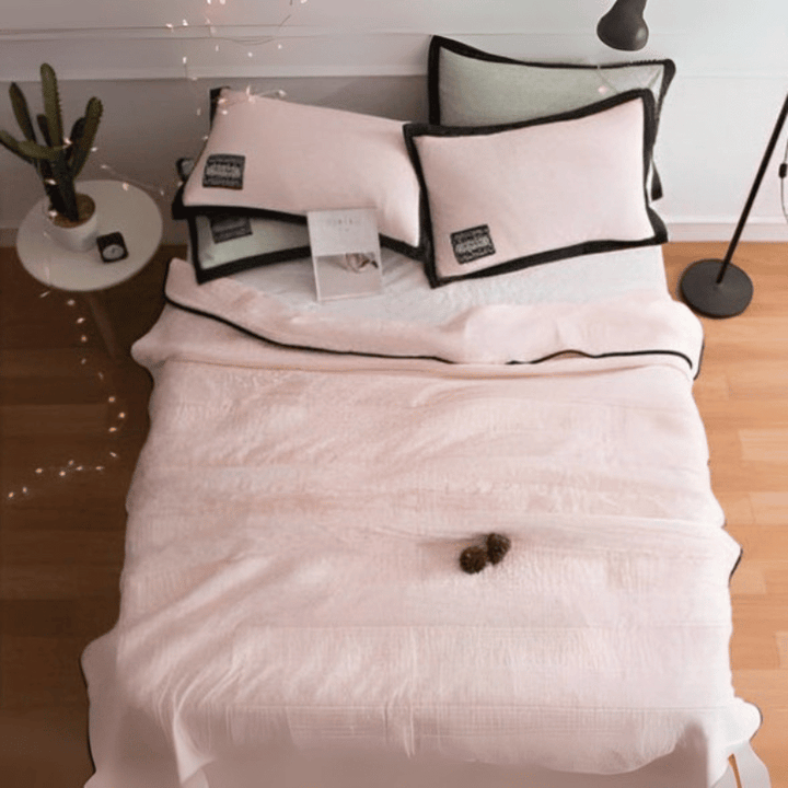 Breathable summer blanket with cooling effect for restful sleep