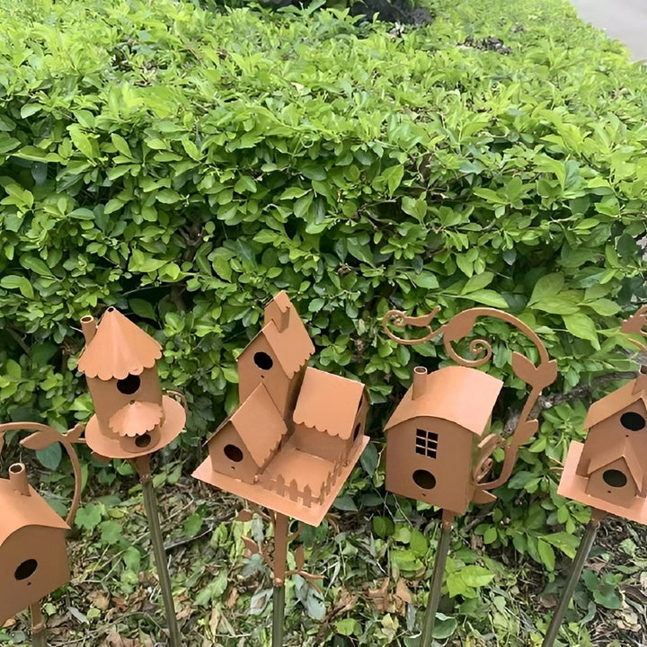 Dekorativer Gartenstecker mit Vogelhaus-Silhouette aus Metall
