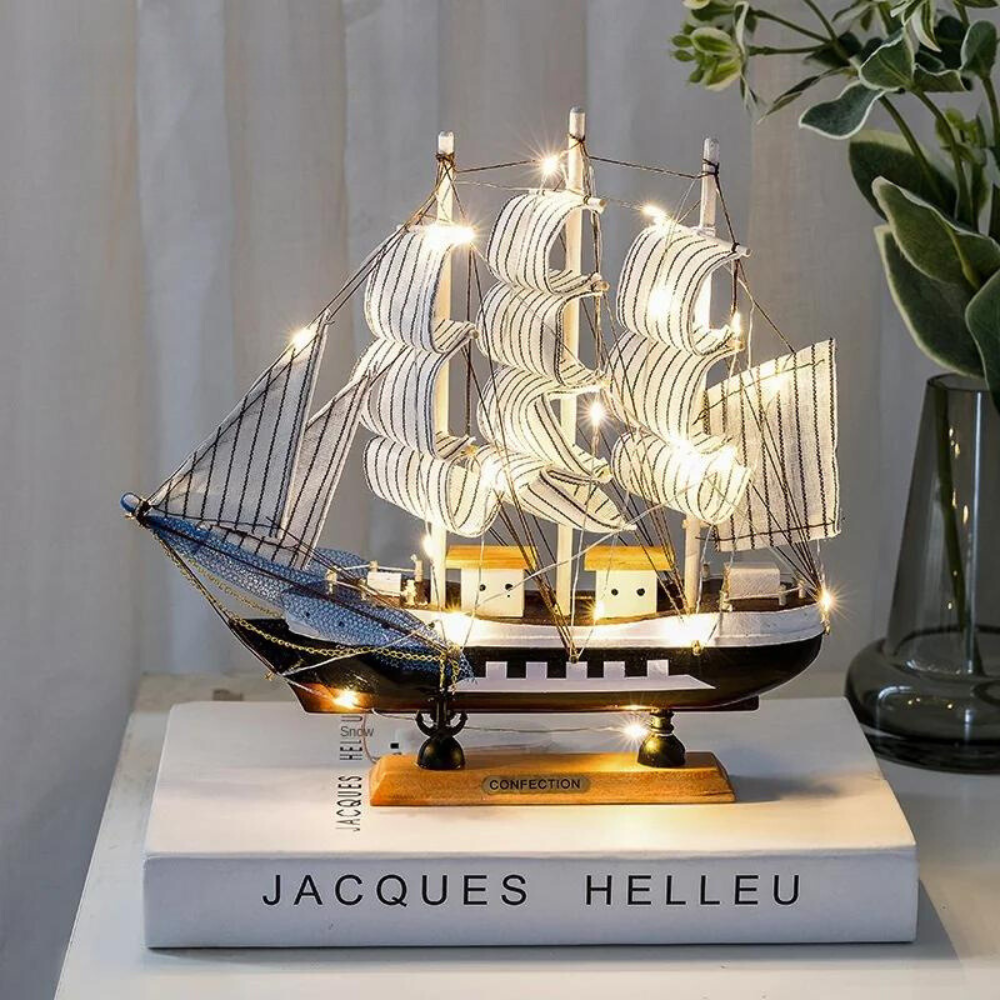 Seitliche Ansicht der Holz-Dekoleuchte in Segelschiff-Form mit LED