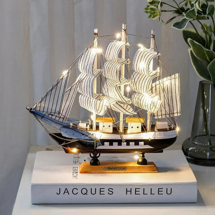 Seitliche Ansicht der Holz-Dekoleuchte in Segelschiff-Form mit LED