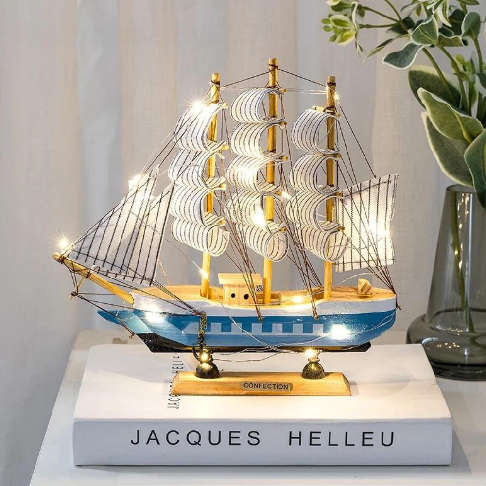 Dekoratives Holz-Segelschiff mit LED-Beleuchtung als maritime Wohnaccessoire