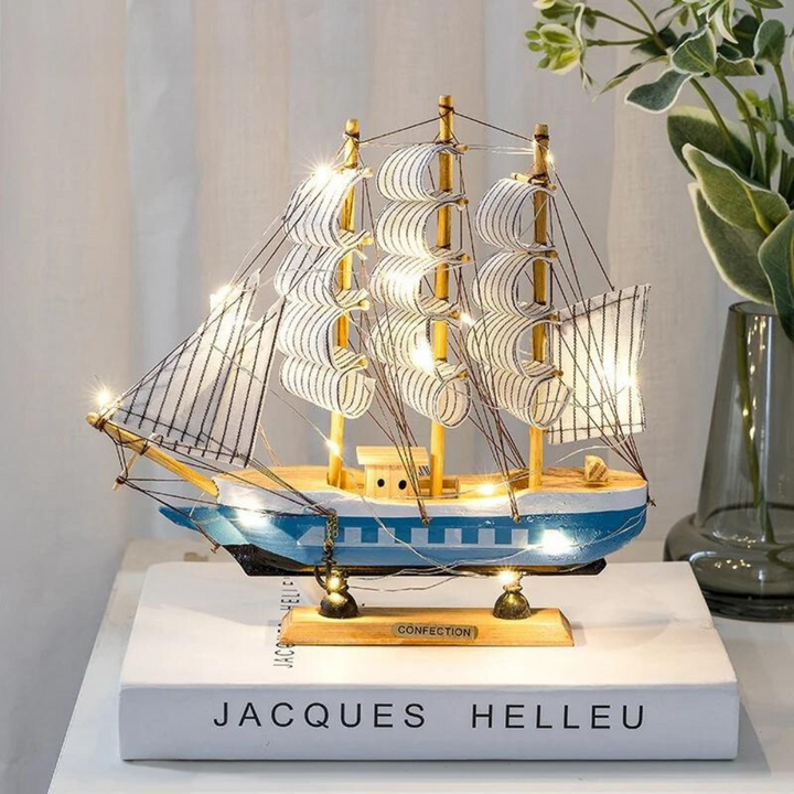 Dekoratives Holz-Segelschiff mit LED-Beleuchtung als maritime Wohnaccessoire