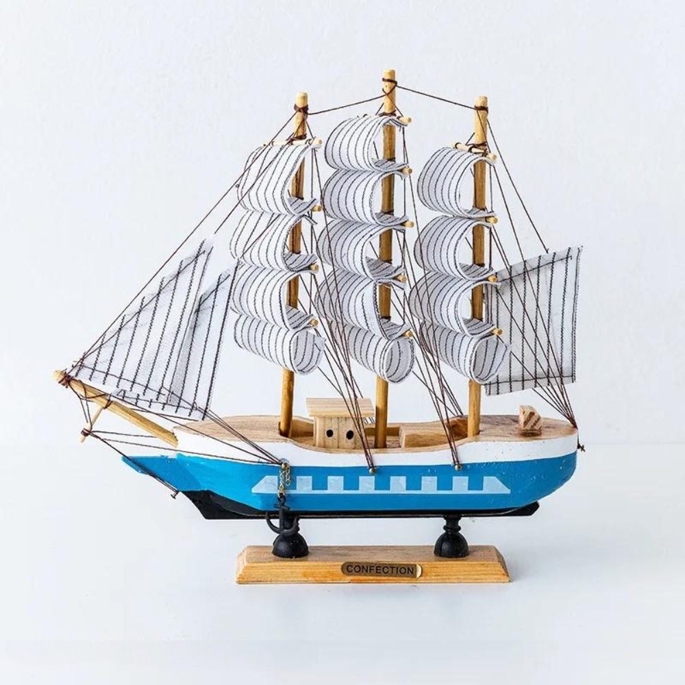 Detailansicht der Segelschiff-Dekoleuchte aus Holz mit beleuchteten Elementen
