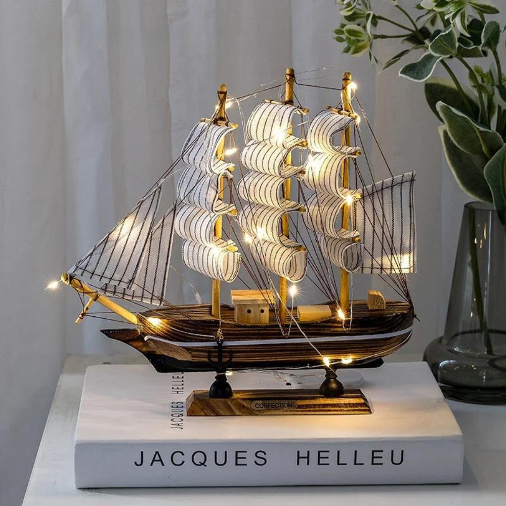 Dekoleuchte Segelschiff Aus Holz Mit LED Beleuchtung