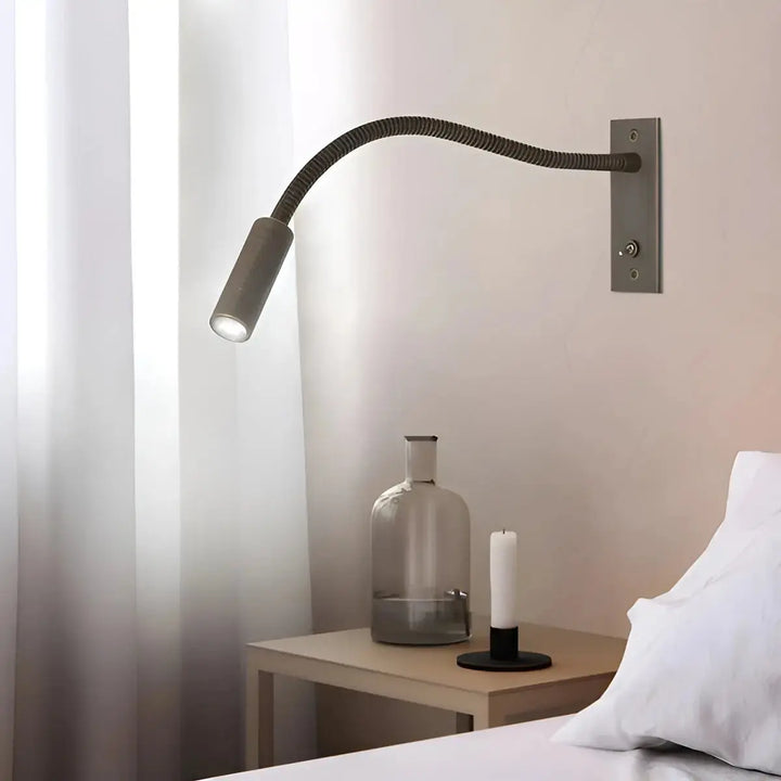 Wandleuchte mit flexiblem Arm und integriertem LED-Leselicht an der Wand