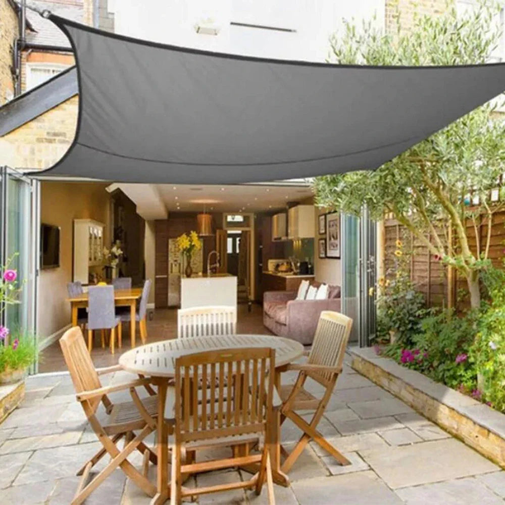Water-repellent sunshade sail in triangular or square shape for balcony and terrace