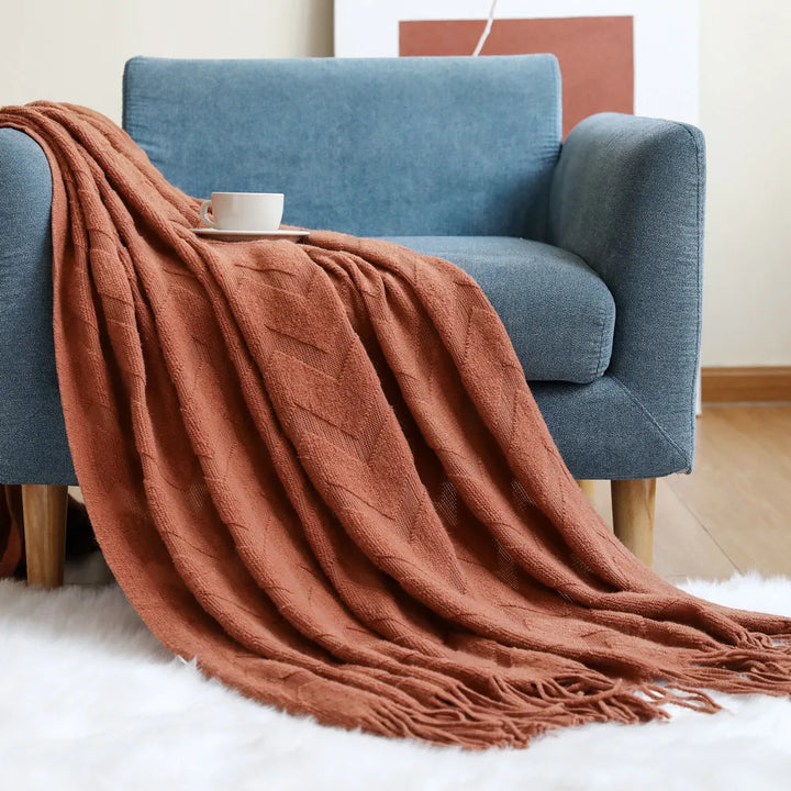 Weiche Strickdecke als dekoratives Wohnaccessoire