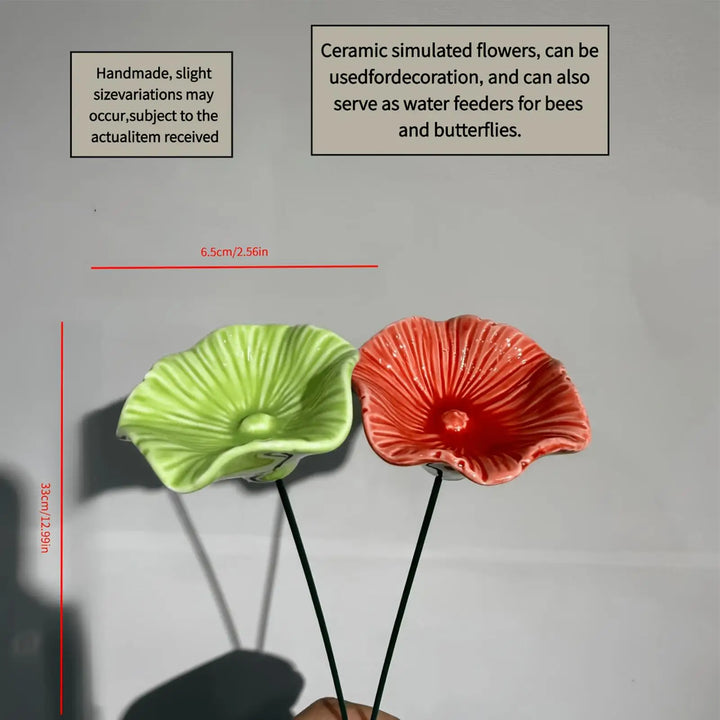 Nahaufnahme eines Keramik-Bienenbads in Blumenform mit Spieß