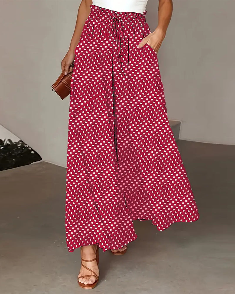 Damenhose mit weitem Schnitt und Punkten als modischer Alltagslook
