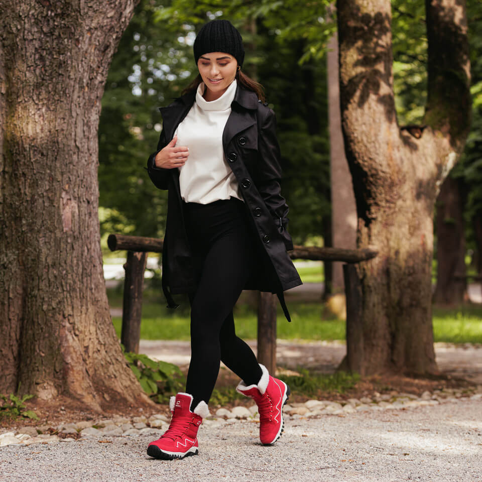 Women's winter boots with thermal lining and weatherproof design 