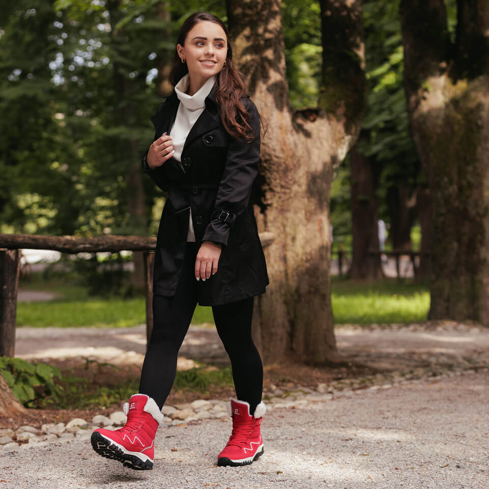 Women's winter boots with thermal lining and weatherproof design 