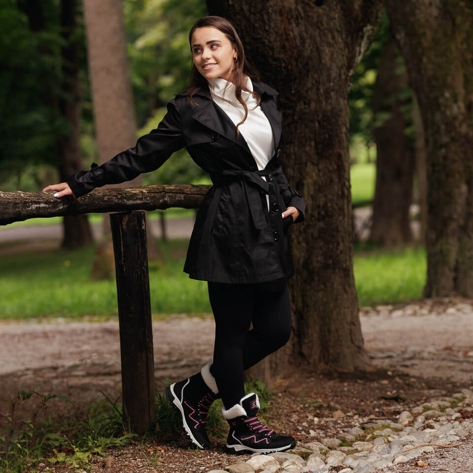 Women's winter boots with thermal lining and weatherproof design 