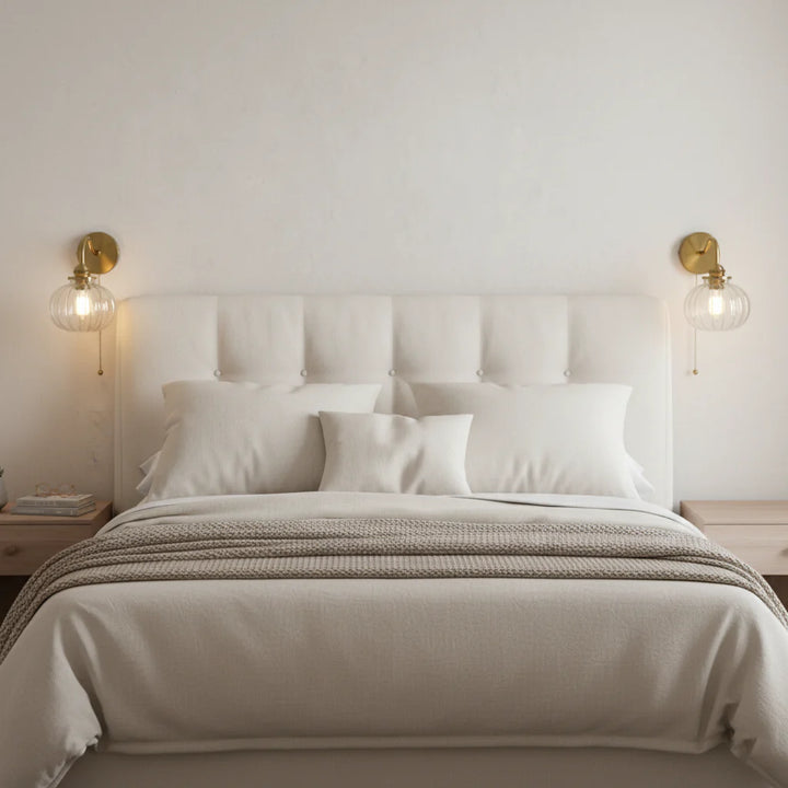 Minimalistische Wandlampe mit Glaskugel und Metallhalterung