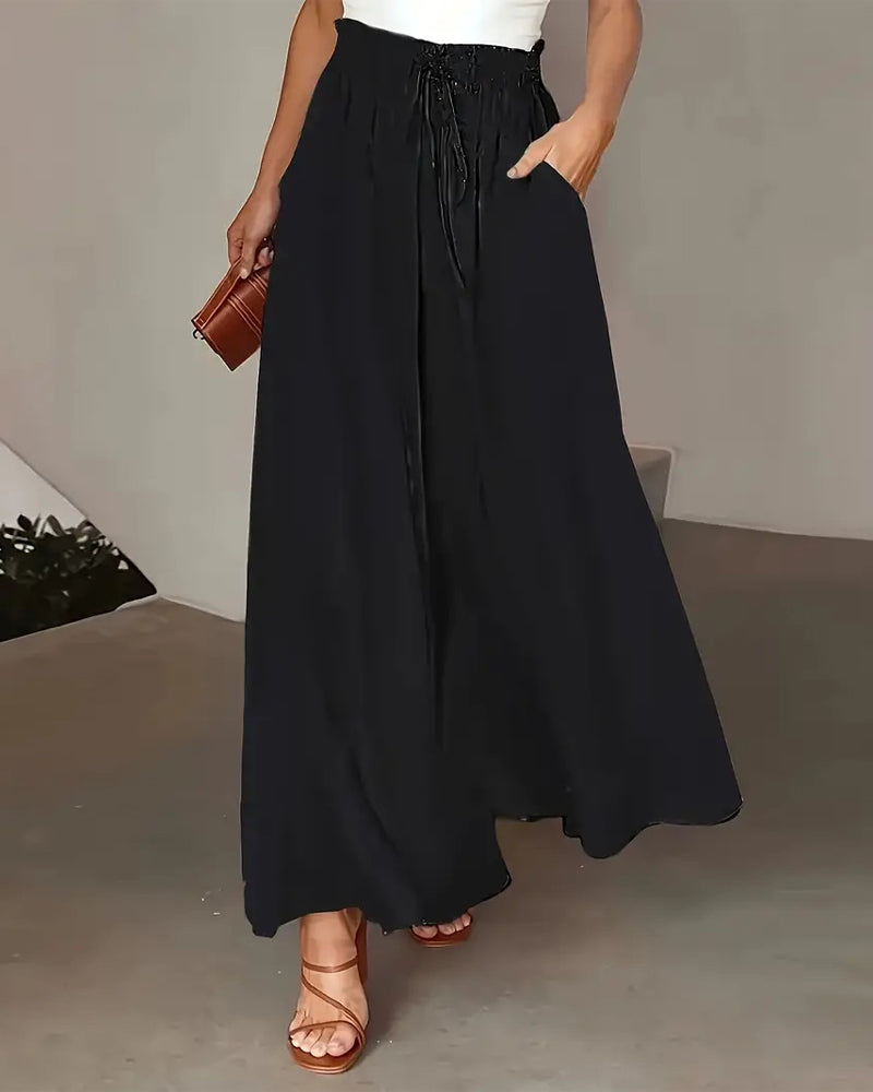 Lange Damenhose mit weitem Bein und Polka-Dot-Muster frontal gezeigt