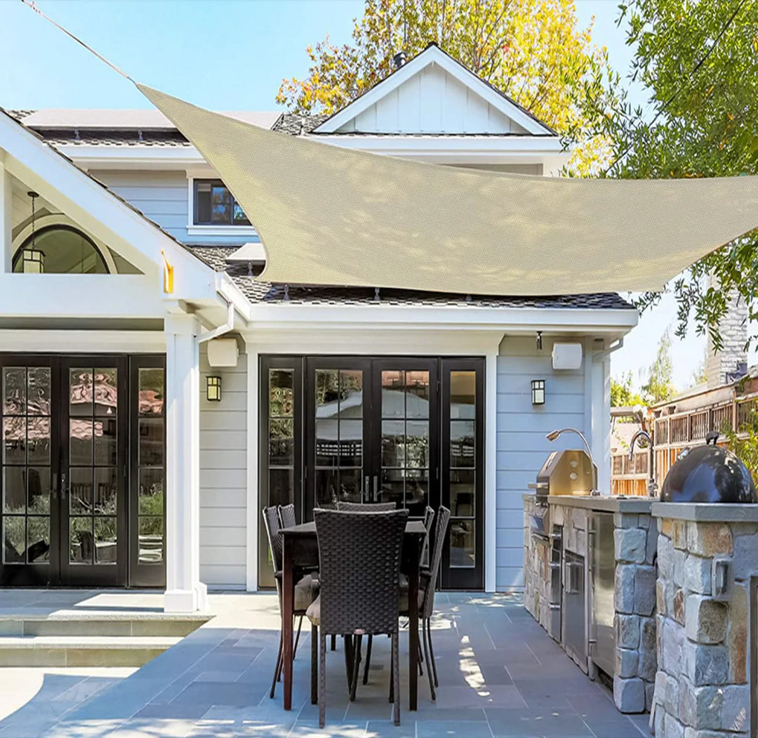 Water-repellent sunshade sail in triangular or square shape for balcony and terrace