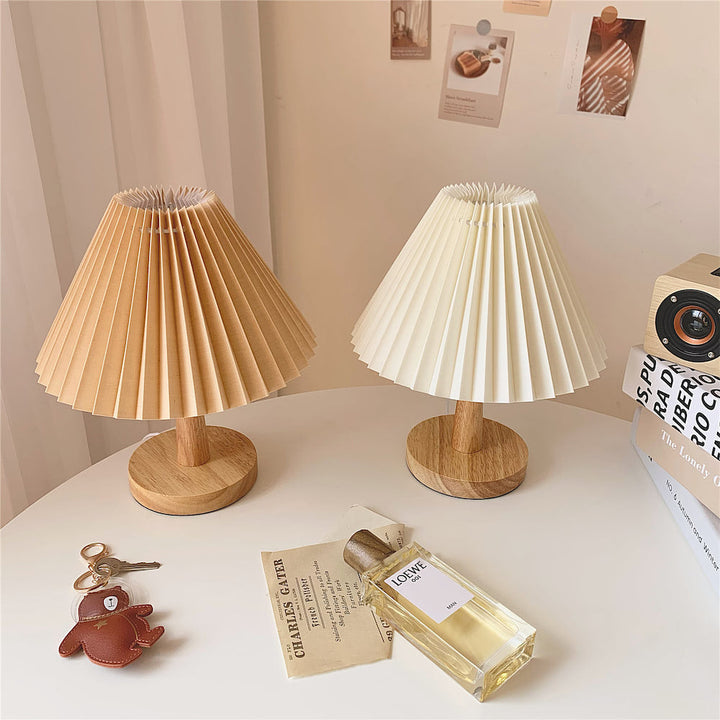 Faltenförmige Tischlampe mit Stoffschirm