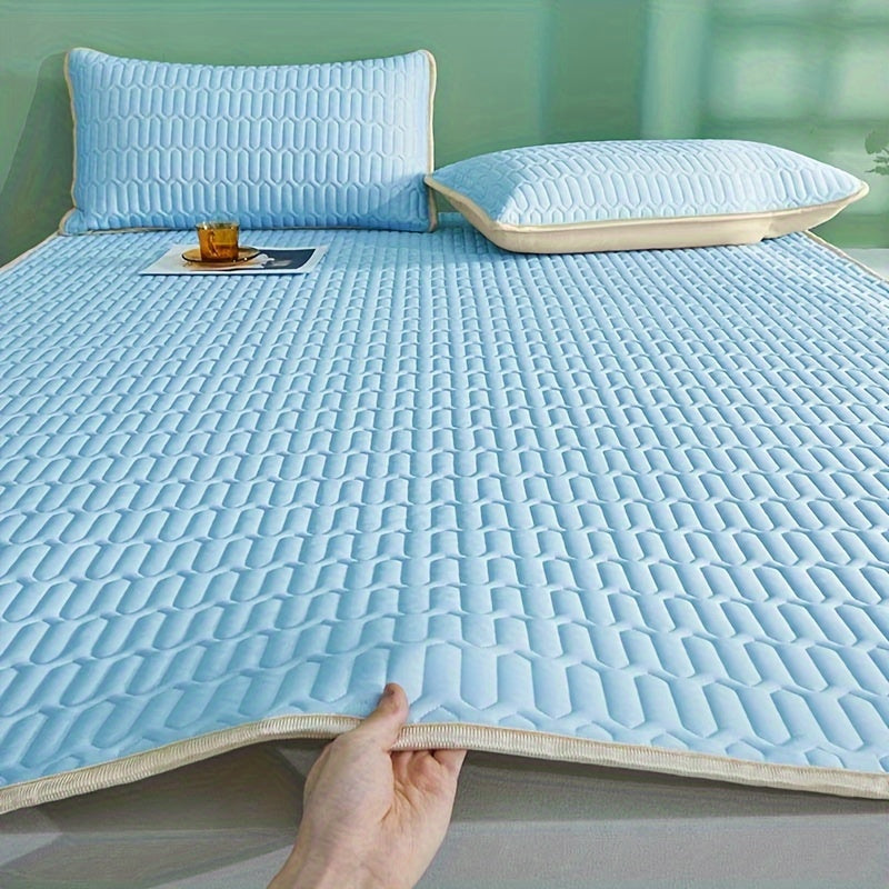 Nahaufnahme der Latex-Matratzenauflage mit strukturierter Oberfläche und kühlendem Bezug