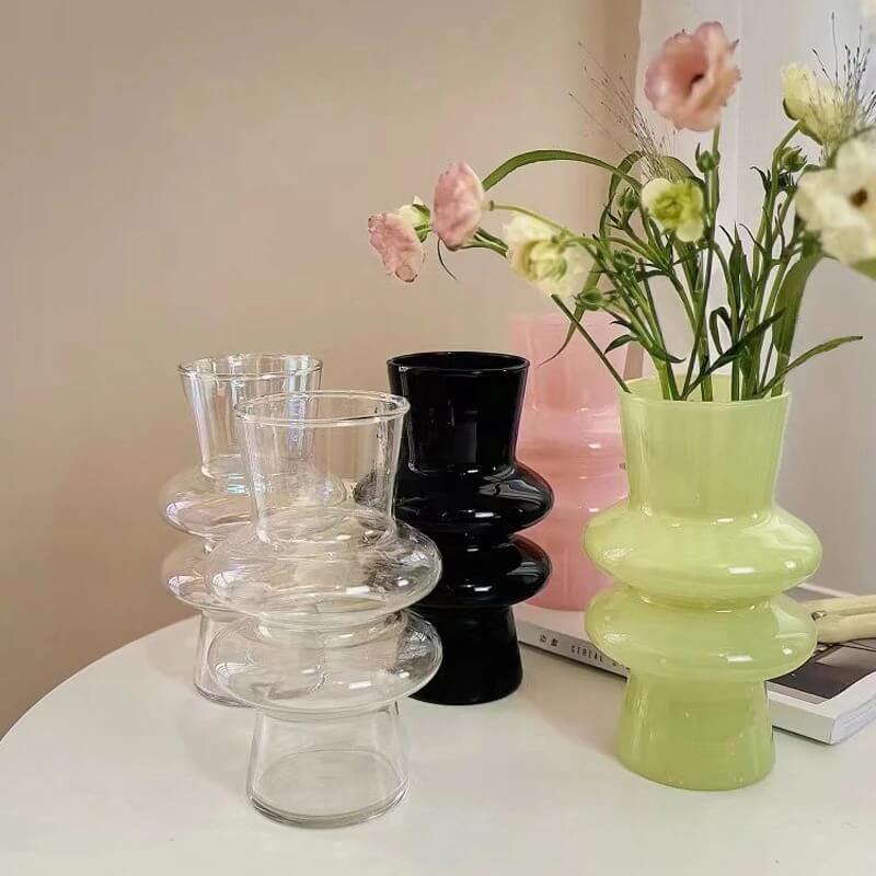 Glasblumenvase mit wellenförmigem Design
