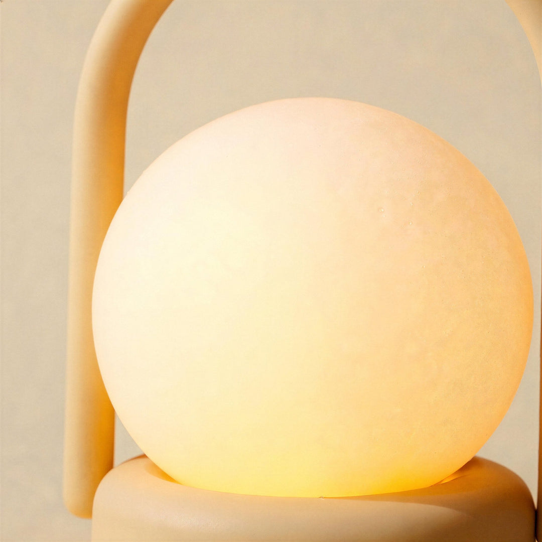 Tragbare LED-Tischlampe mit mattem Kugelschirm als Nachttisch- oder Outdoor-Licht