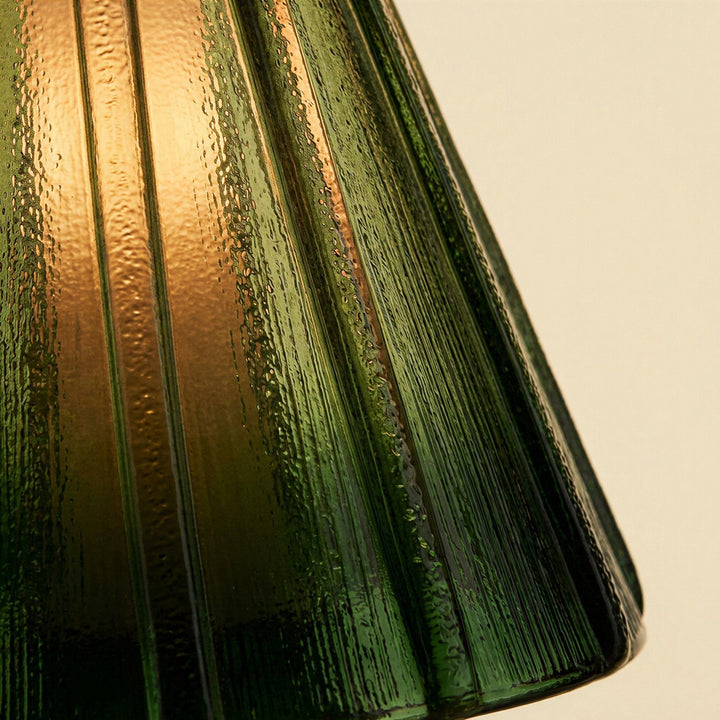 LED-Tischlampe aus Glas mit geriffeltem grünem Schirm und warmem Licht