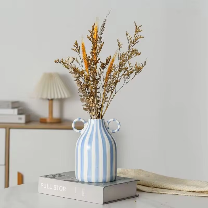 Keramikvase mit gestreiftem Design