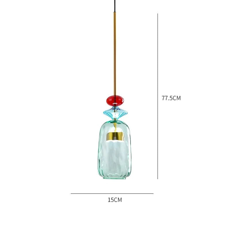 Pendelleuchte aus Pressglas mit elegantem Lichtschein im Wohnraum