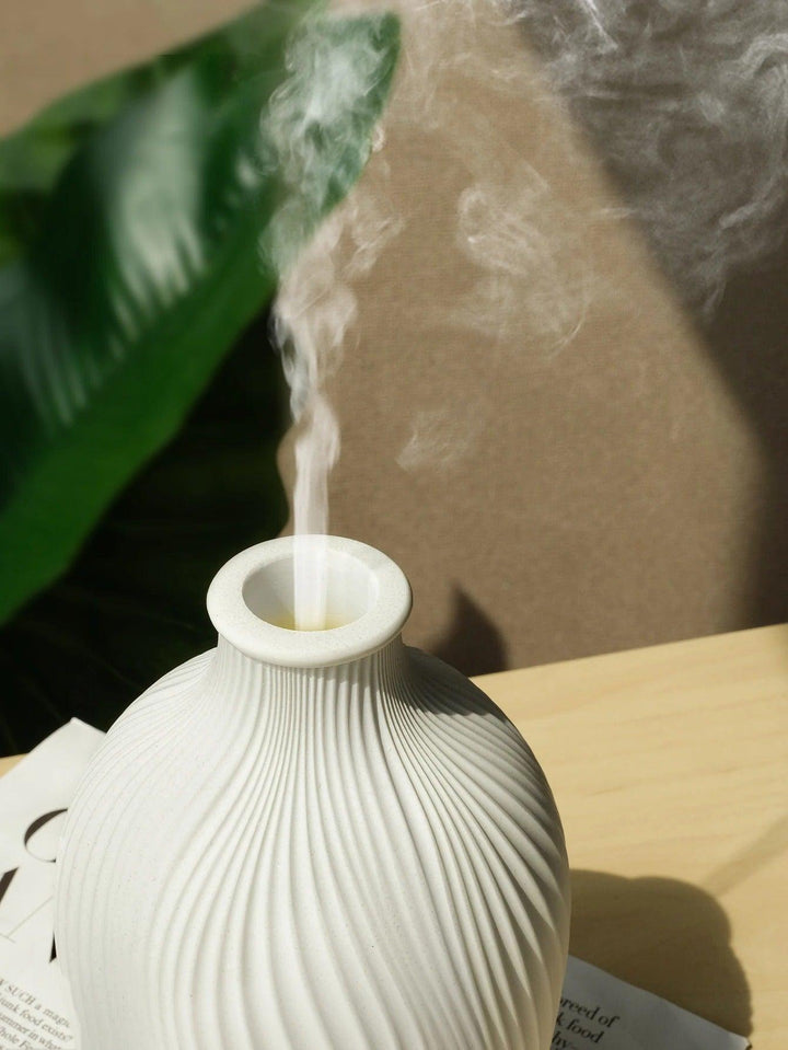 Aroma-Diffuser im modernen Wohnbereich zur Raumbeduftung