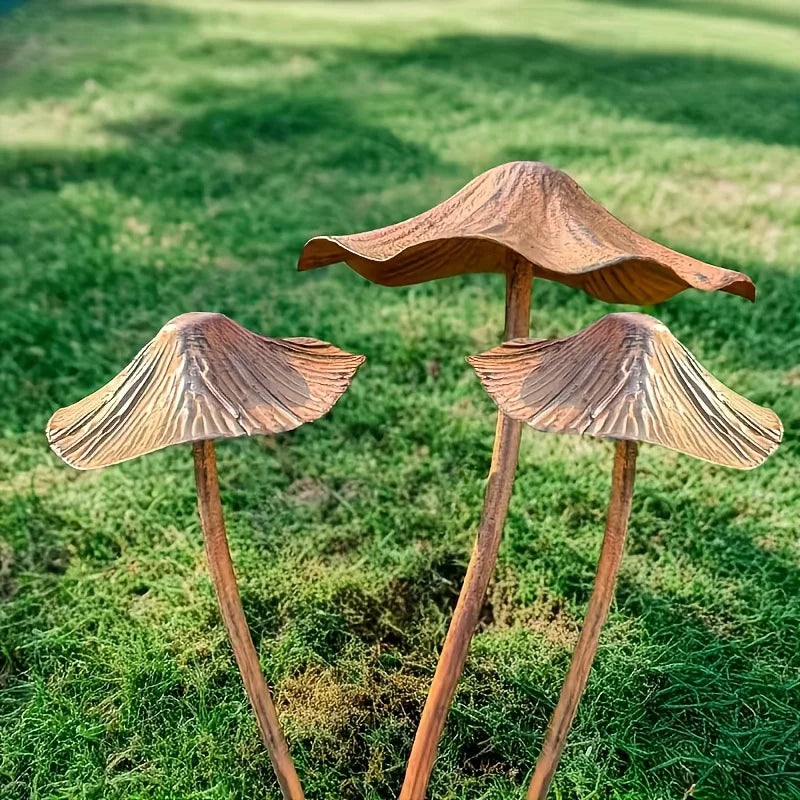 Drei Gartenfiguren aus Metall in Rostoptik als Pilz-Set für Beet und Garten