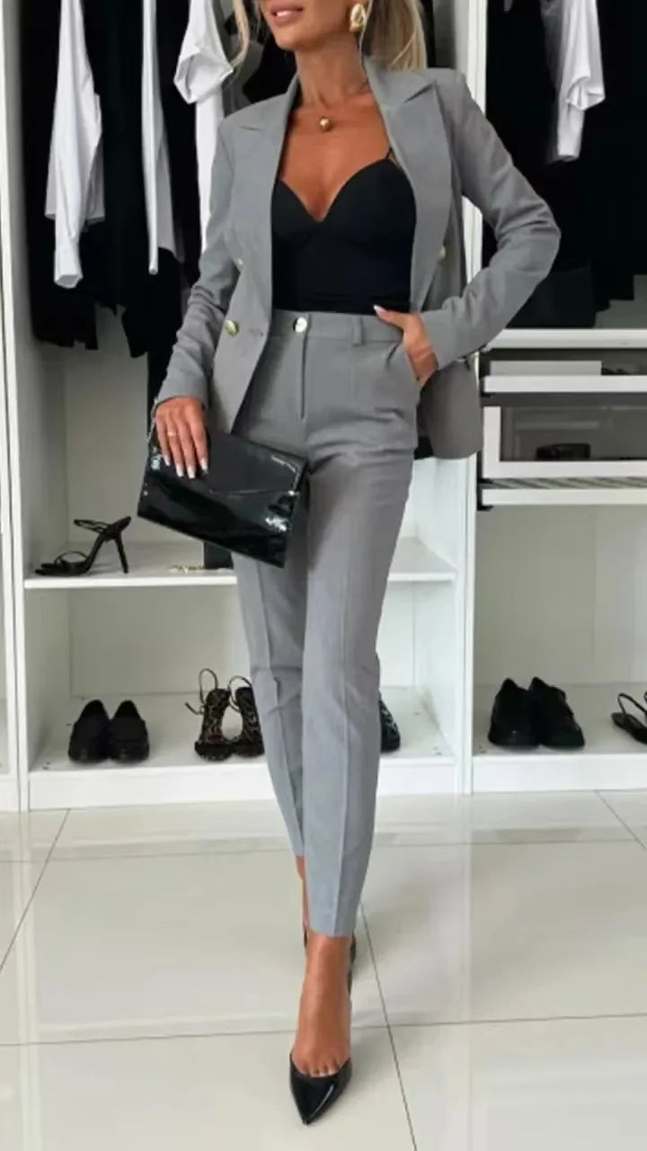 Women's Double-Breasted Suit with Tailored Cut 