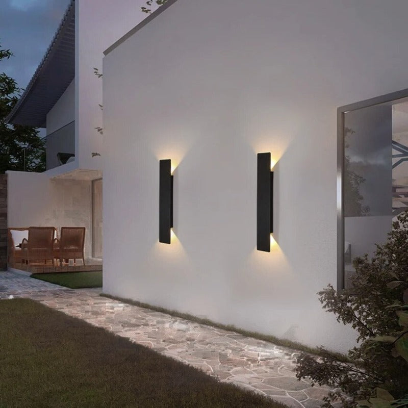 Modern aluminum wall light with LED lighting